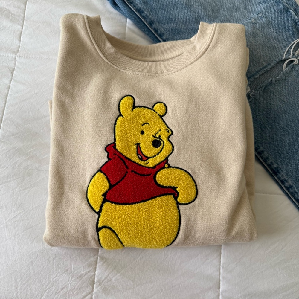 Disney Womens Winnie The Pooh Cream Sweatshirt Size Small Crewneck Soft Cozy
